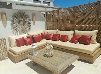 rinconera exterior beige cojines rojos